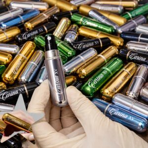 Porta Perfume Recarregável Personalizado - Perfume de Bolso - Spray Portátil. Lembrança para festa de 15 anos, Lojas de Perfumaria e Cosméticos.Leve sua essência favorita com você, em um frasco que é a sua cara